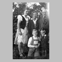 081-0027 Reinlacken 1941 - Gertrud Schulz mit ihren Schwiegereltern, Guenther Reimann und Schwester Renate Schulz im Garten des Anwesen Norkus-Schulz.JPG
